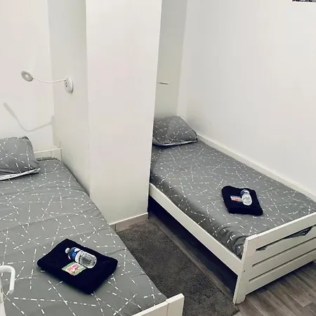 - 2 - 4 Personnes アパート *